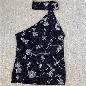 Sleeveless top with silver ornament